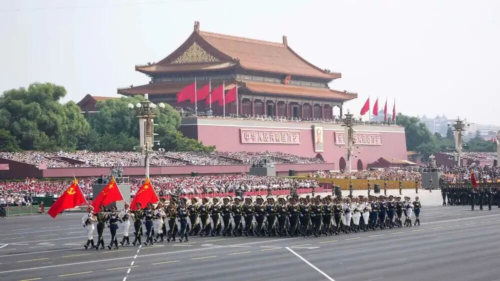 小榄各界满怀激动收看九三阅兵直播